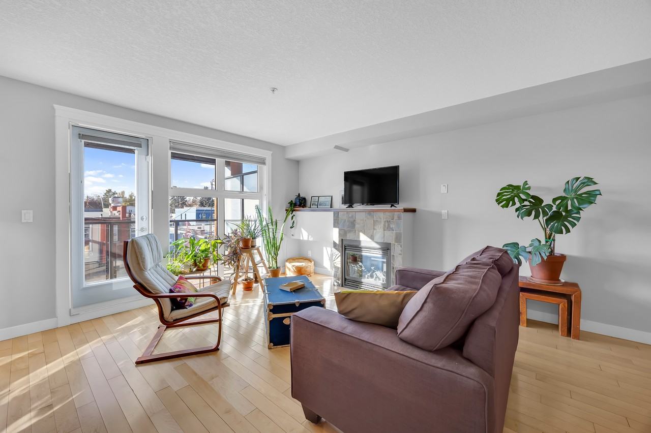 Beautiful & Bright 2 Bedroom Condo in Renfrew! (CP123) - Photo 4 of 28