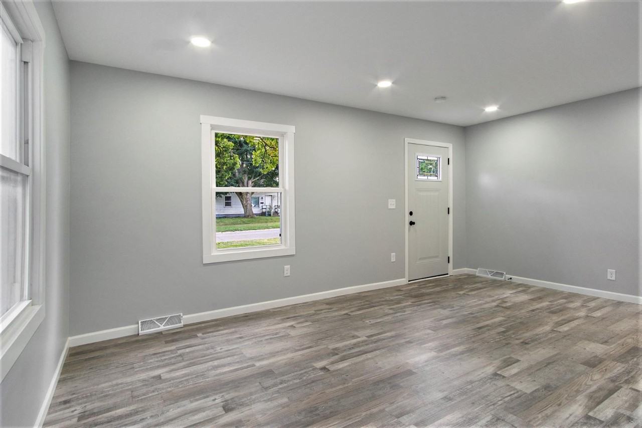2105 Elwood Ave - Photo 3 of 8