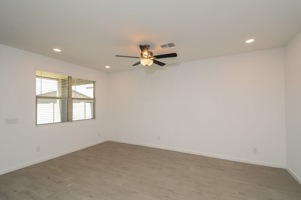 12641 W Daley Ln - Photo 4 of 16