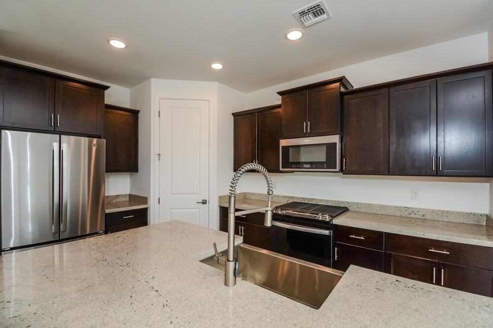 12641 W Daley Ln - Photo 6 of 16