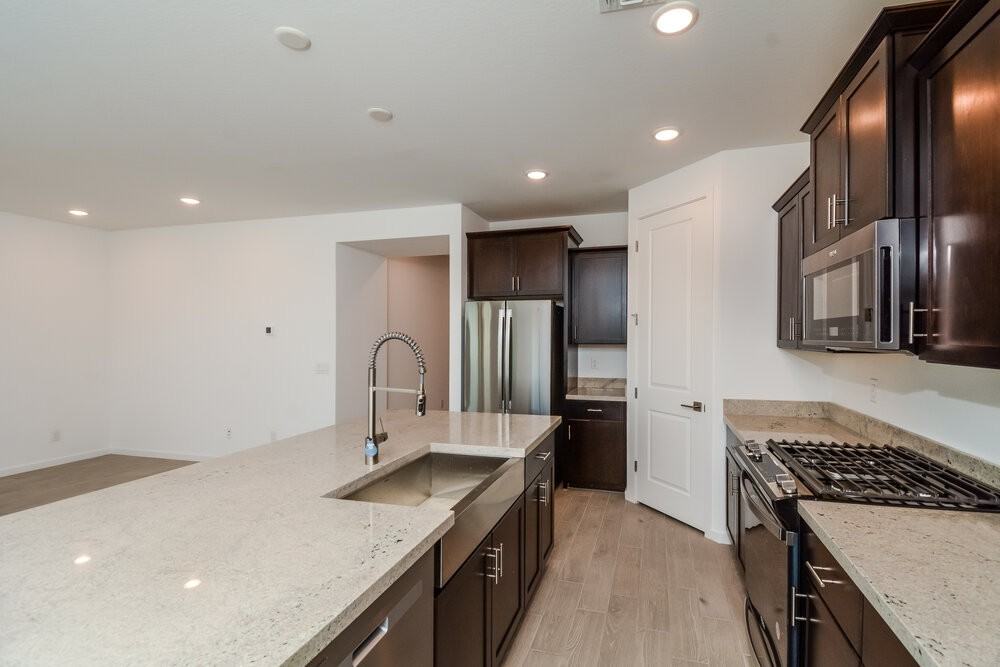 12641 W Daley Ln - Photo 7 of 16