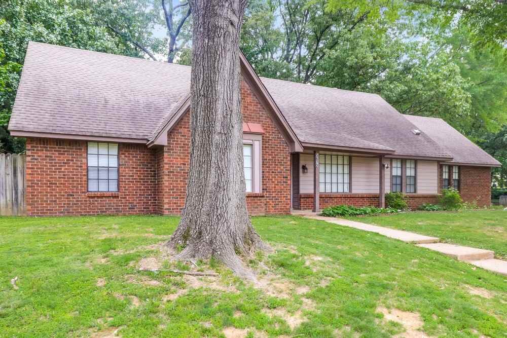 5672 Remsen Ave - Photo 4 of 17