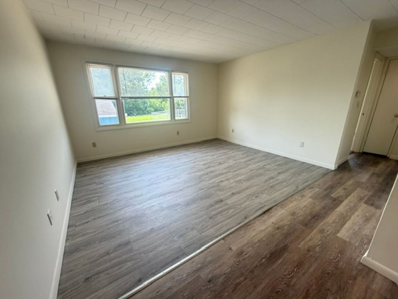 200 W Commercial St - Photo 2 of 7