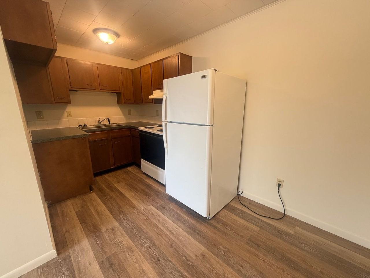 200 W Commercial St - Photo 3 of 7