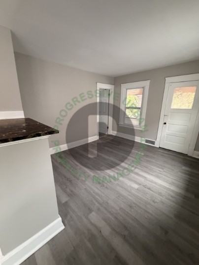15619 School Ave - Photo 3 of 19