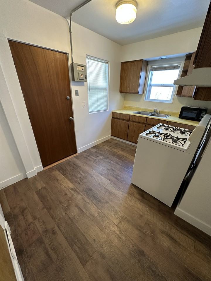 1823 1st Ave S #4 - Photo 3 of 10