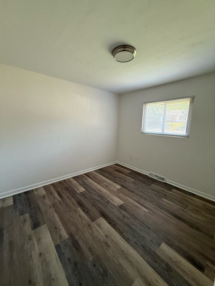 612 3rd St #B10 - Photo 6 of 13