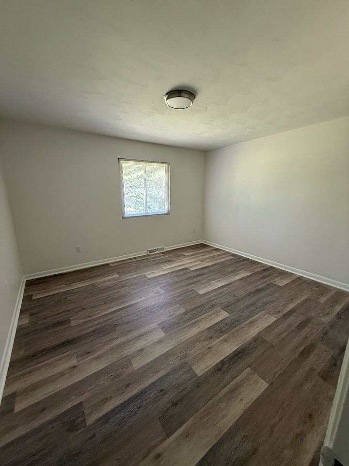 612 3rd St #B10 - Photo 7 of 13