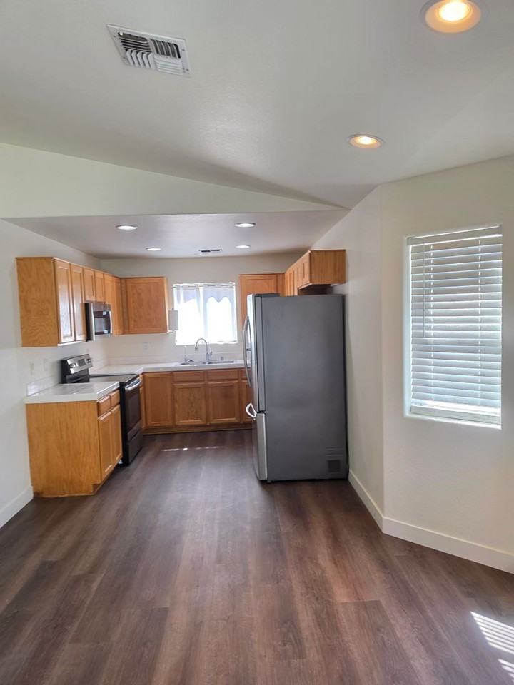 2086 E Jamie Rd - Photo 2 of 20