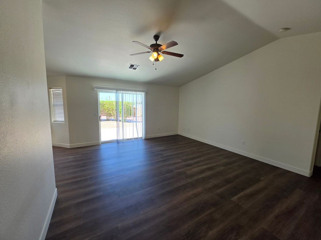 2086 E Jamie Rd - Photo 4 of 20