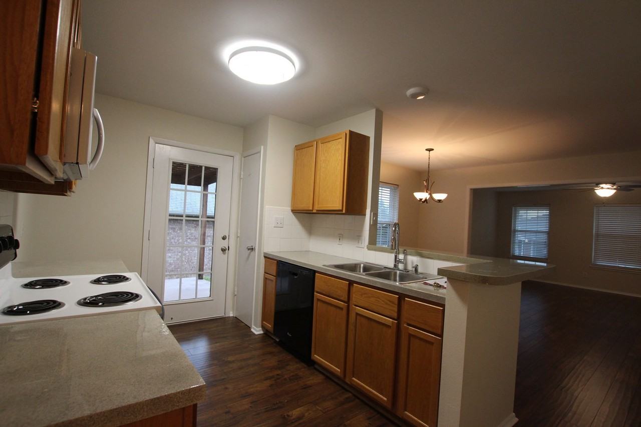 408 Redbud Cir - Photo 6 of 22