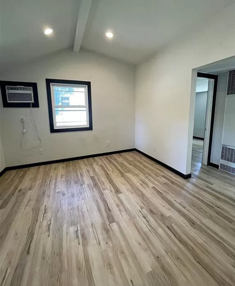 830 Harrison St - Photo 4 of 11