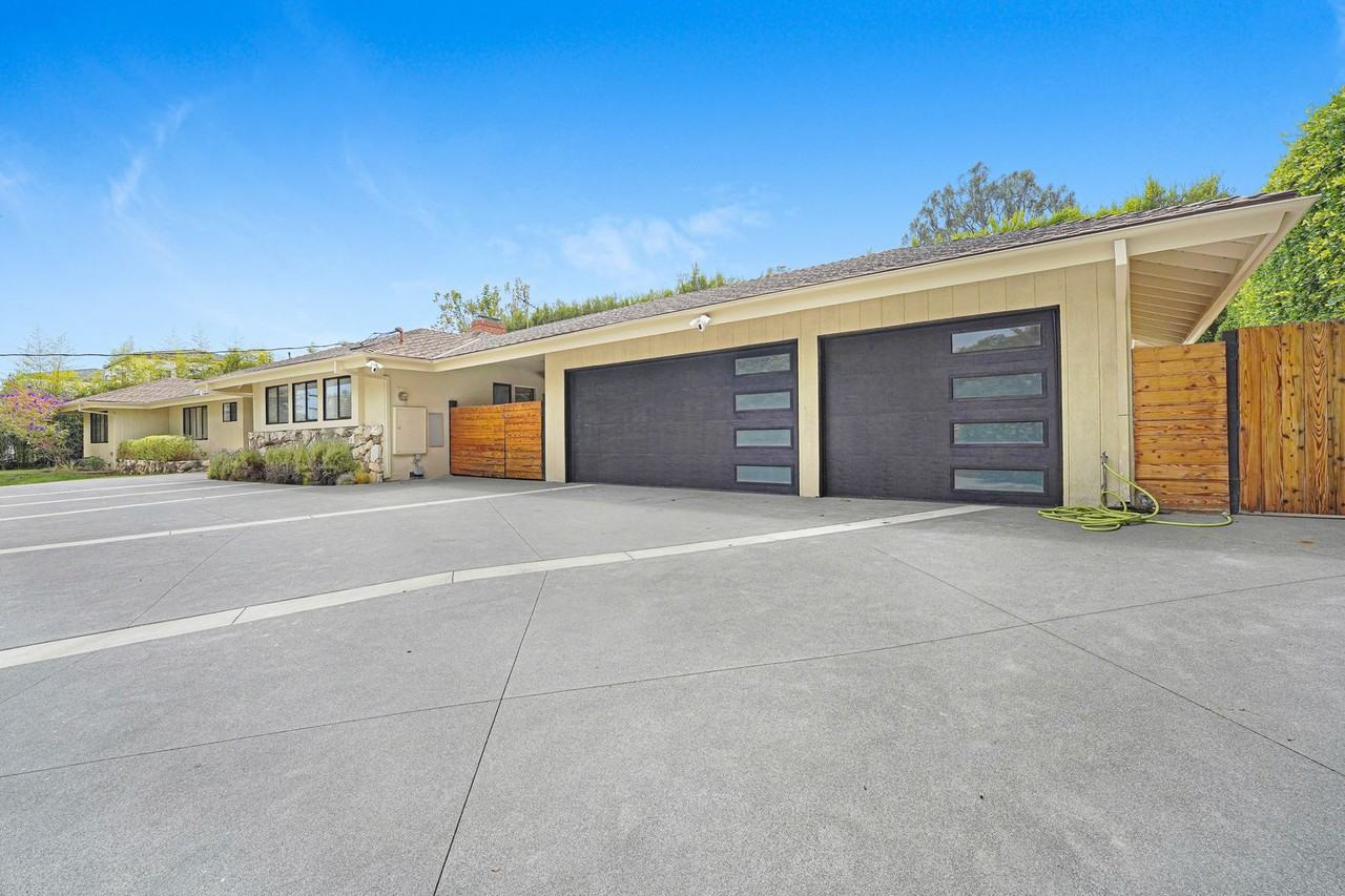 555 Amalfi Dr - Photo 2 of 39