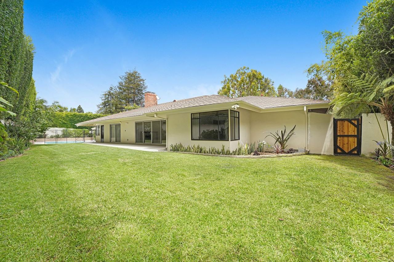 555 Amalfi Dr - Photo 4 of 39