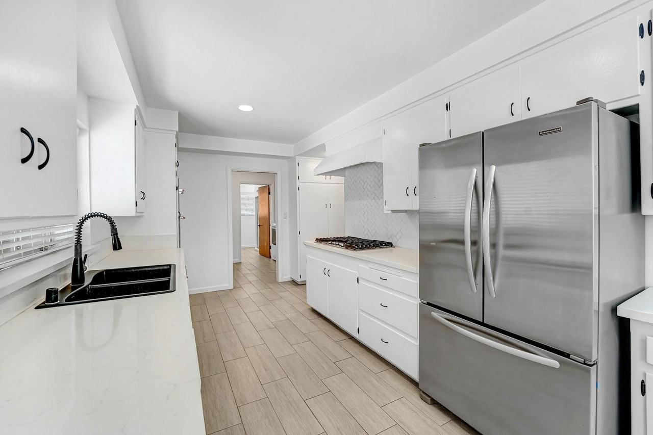 555 Amalfi Dr - Photo 5 of 39