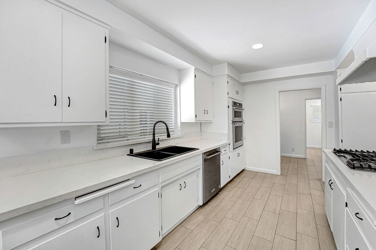 555 Amalfi Dr - Photo 6 of 39