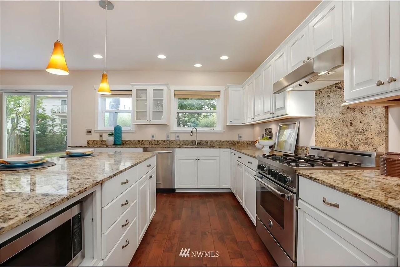 11539 16th Ave Ne - Photo 3 of 15