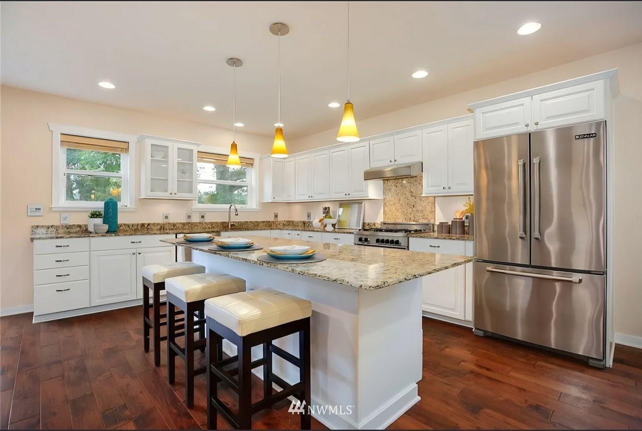 11539 16th Ave Ne - Photo 4 of 15