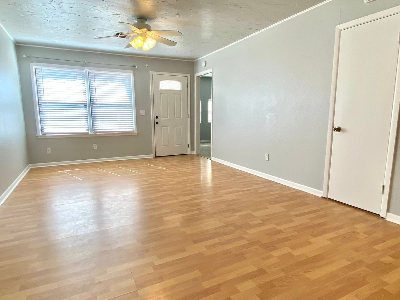 429 W Hurd St - Photo 2 of 16