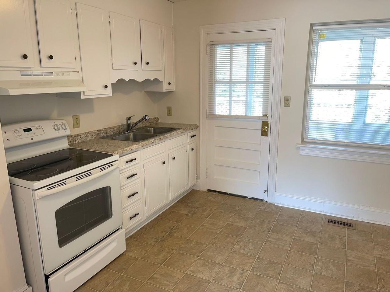 1308 S Kings Dr - Photo 3 of 10
