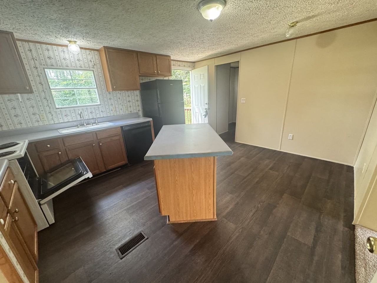 1451 Columbus Rd - Photo 3 of 17