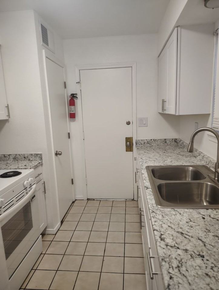 114 Sandia Rd Nw #C - Photo 3 of 12