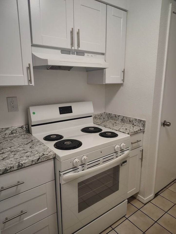 114 Sandia Rd Nw #C - Photo 4 of 12