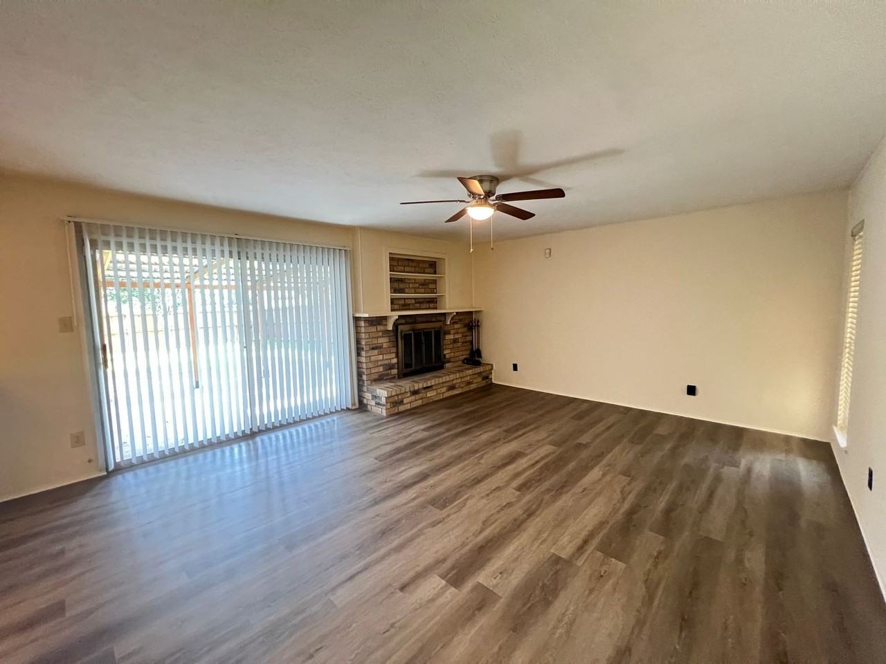 2107 Victoria Rd - Photo 6 of 39