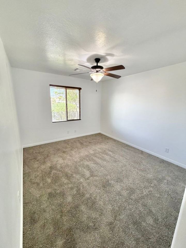 1009 W 4100 S - Photo 5 of 40
