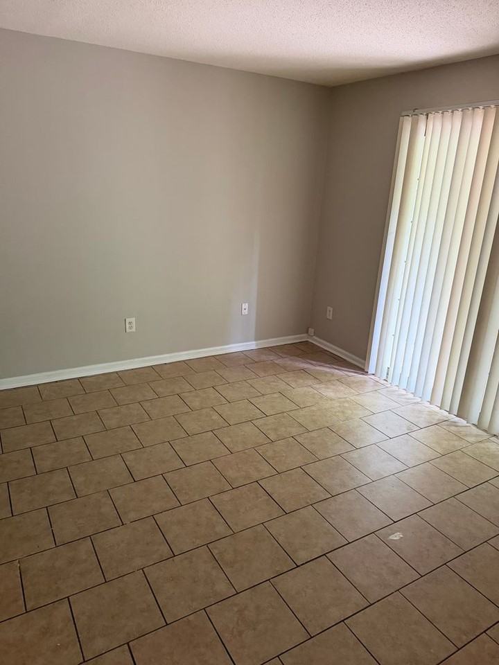 515 Mystic Dr - Photo 2 of 5