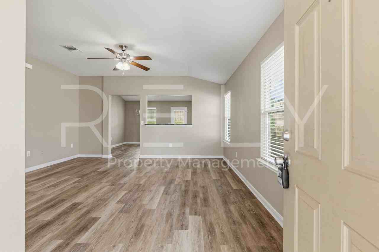 146 Leon River Loop - Photo 4 of 36
