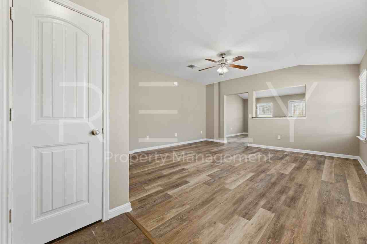 146 Leon River Loop - Photo 5 of 36