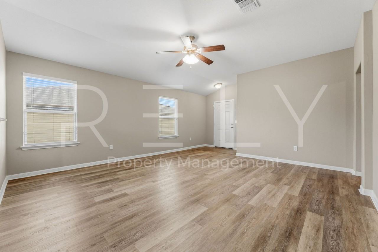 146 Leon River Loop - Photo 7 of 36