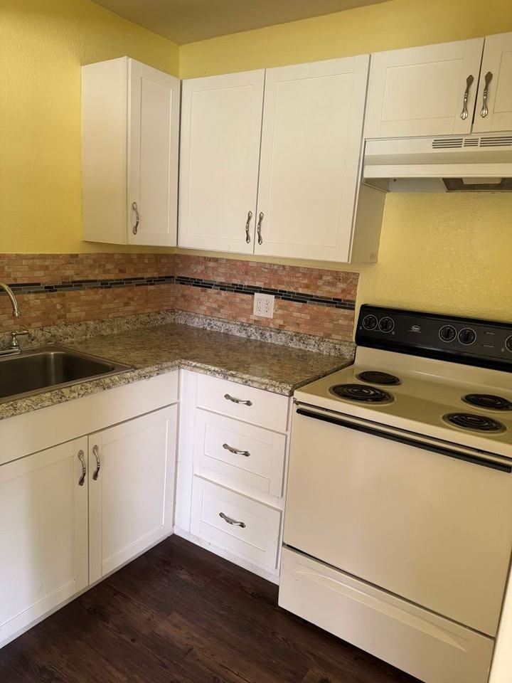 3011 Brentwood Dr #B - Photo 3 of 7