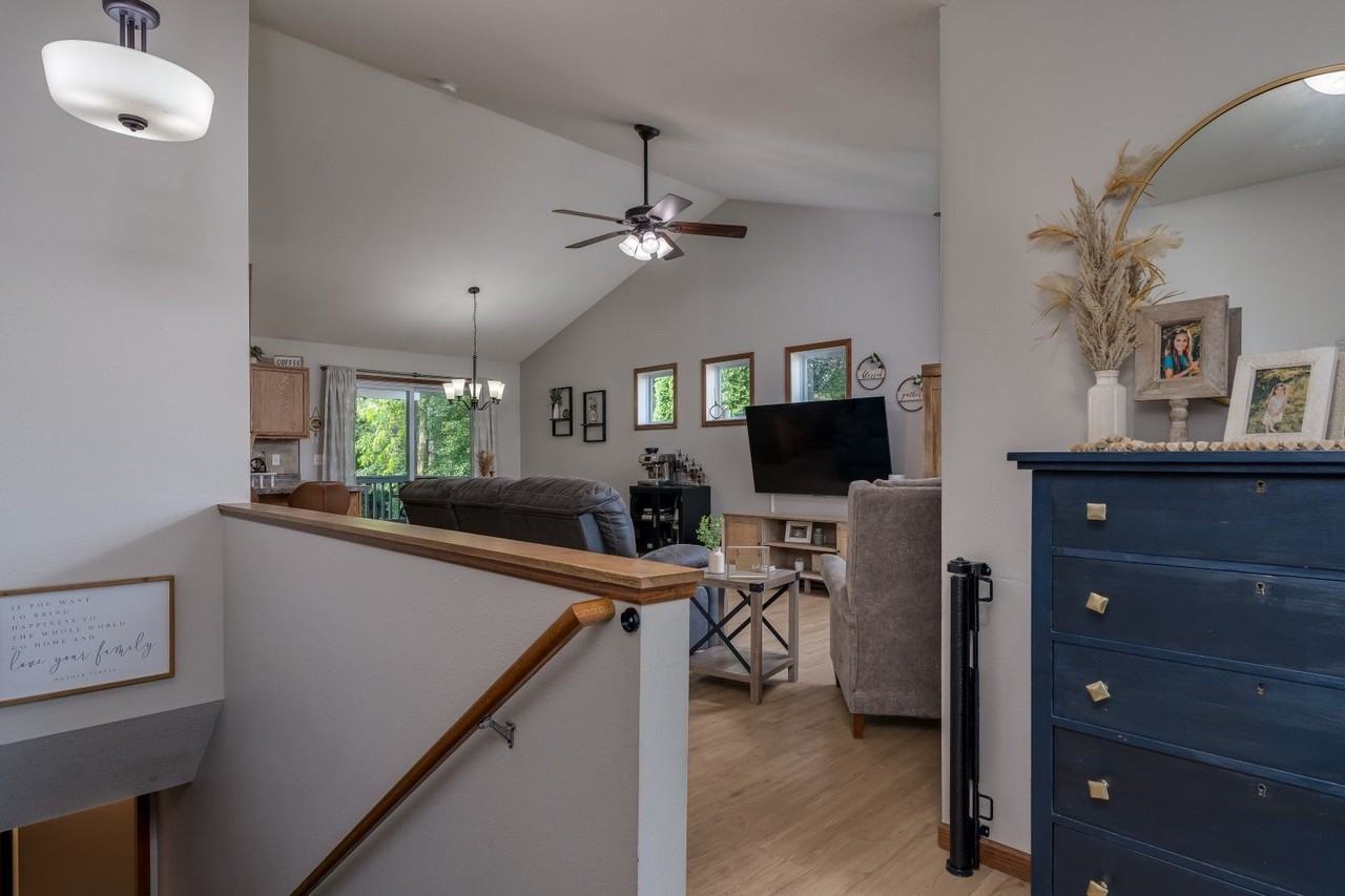 305 Tanager Rd - Photo 4 of 38