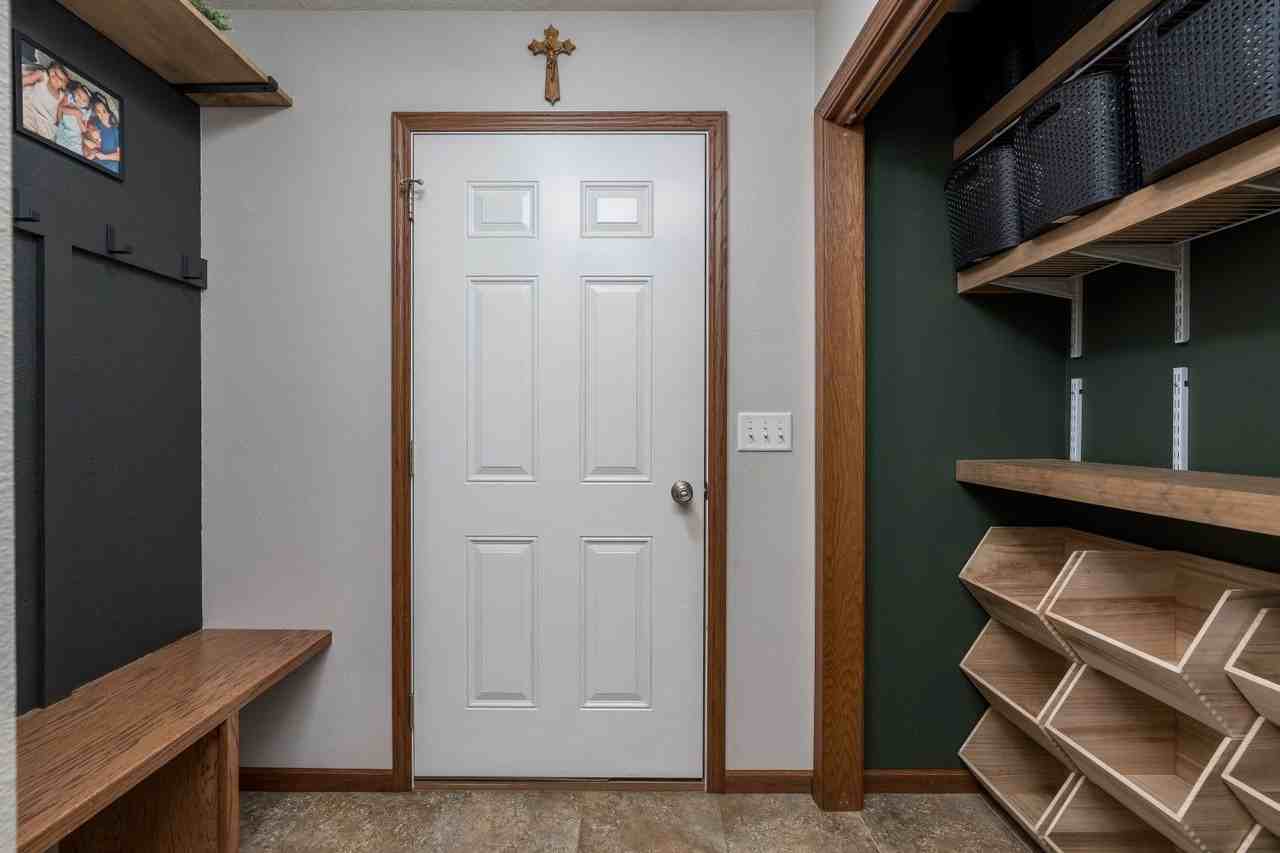 305 Tanager Rd - Photo 5 of 38