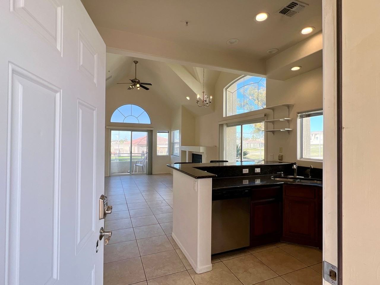 420 Acoma Blvd S - Photo 7 of 24