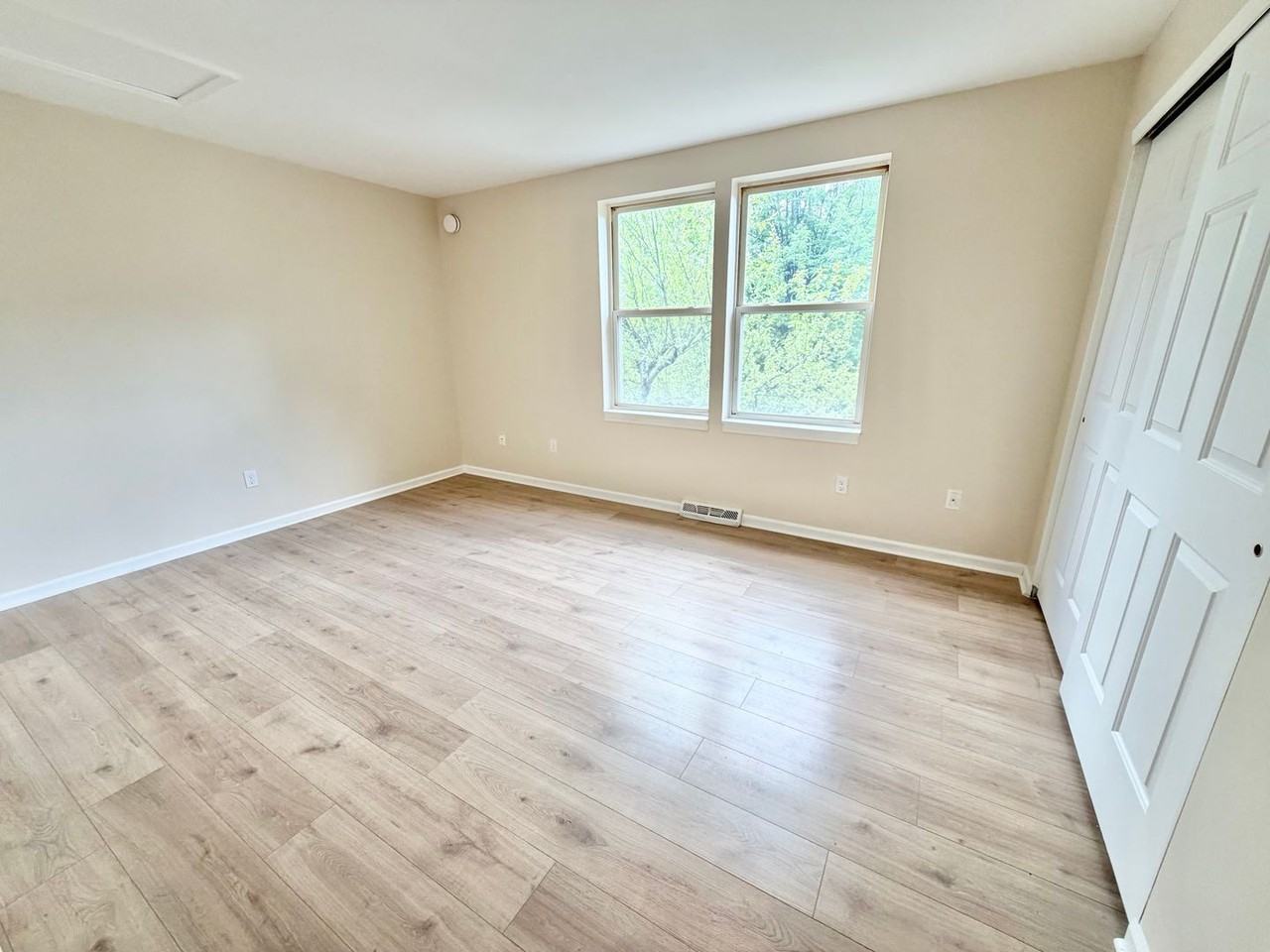 7 Ira Ln - Photo 2 of 24