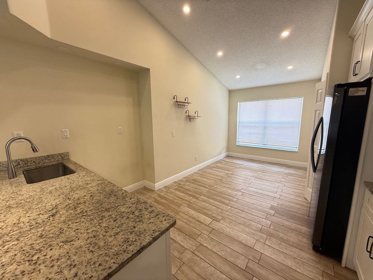 1221 Singleton Cir - Photo 4 of 18