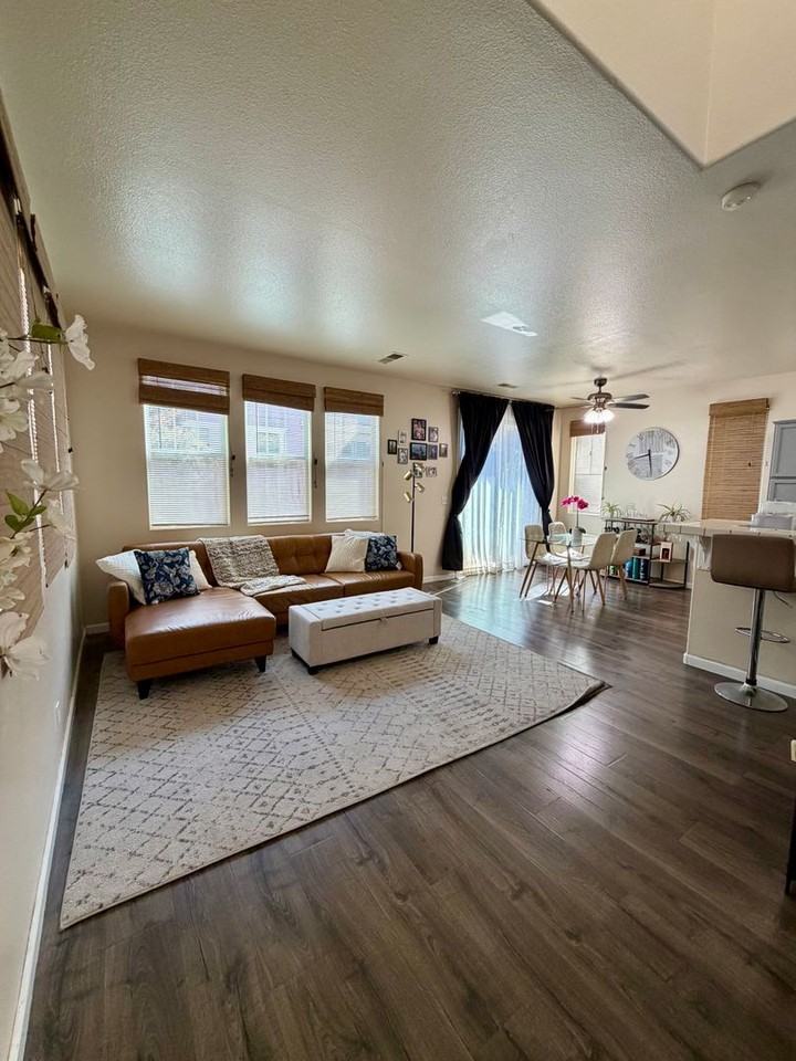 588 Gardenia Pl - Photo 3 of 22