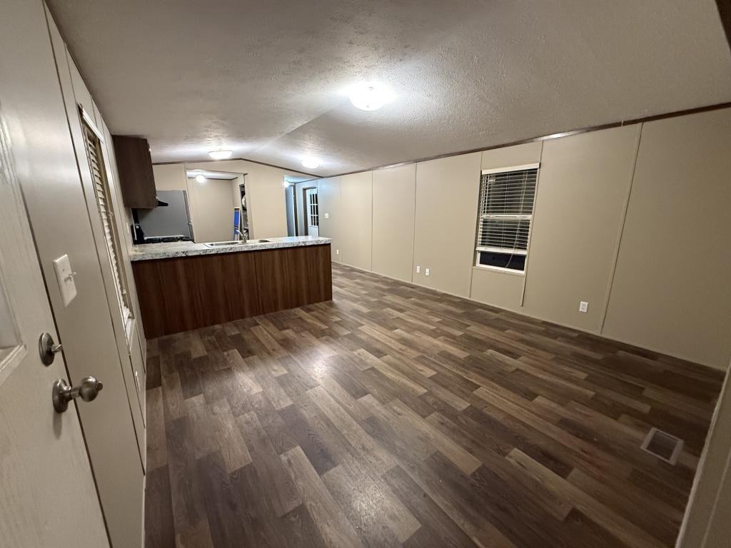 611 W Matthew St - Photo 2 of 17