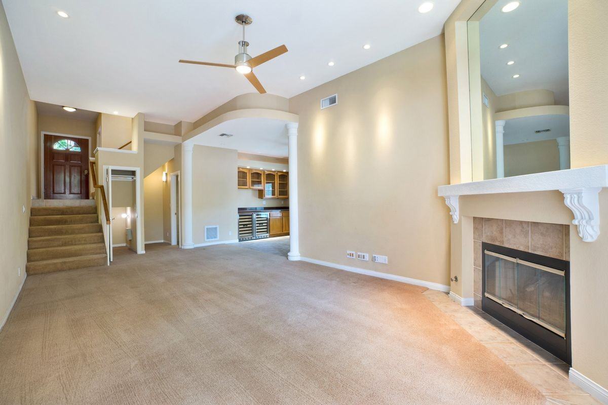 3055 E Hillcrest Dr - Photo 2 of 3