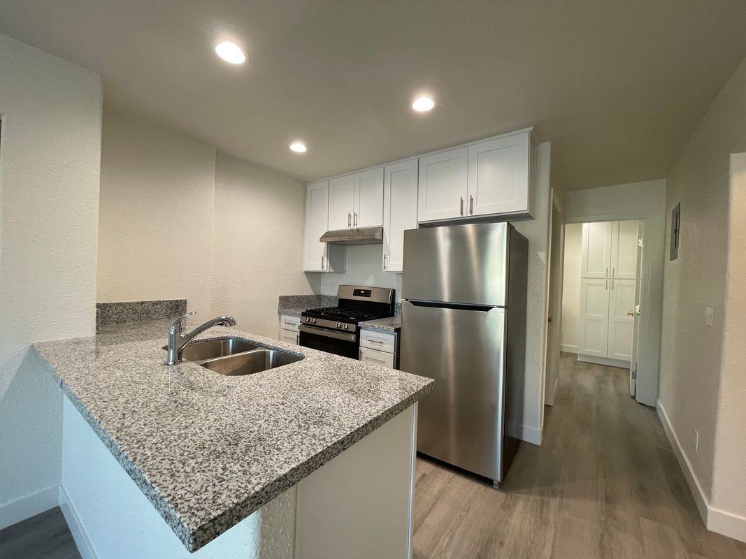 1823 Gardenia Ave ##B - Photo 6 of 19