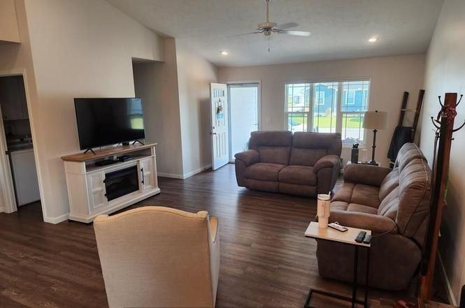 4352 Thomas St - Photo 2 of 15