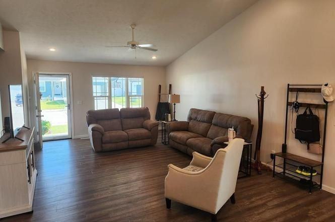 4352 Thomas St - Photo 3 of 15