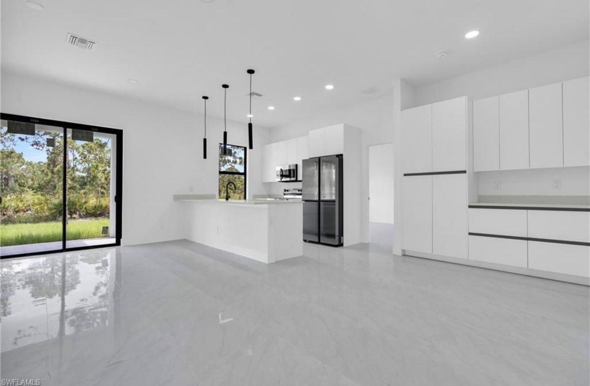 406 W 11th St - Photo 2 of 11