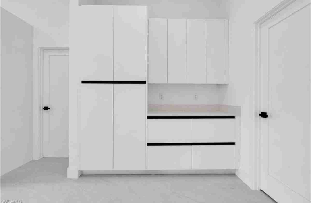 406 W 11th St - Photo 4 of 11