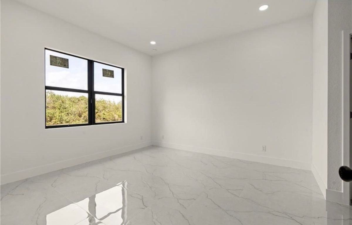 406 W 11th St - Photo 5 of 11