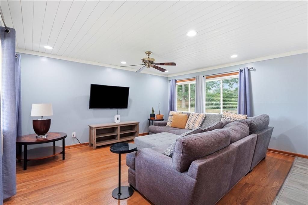 1808 Sandy Plains Rd - Photo 3 of 32