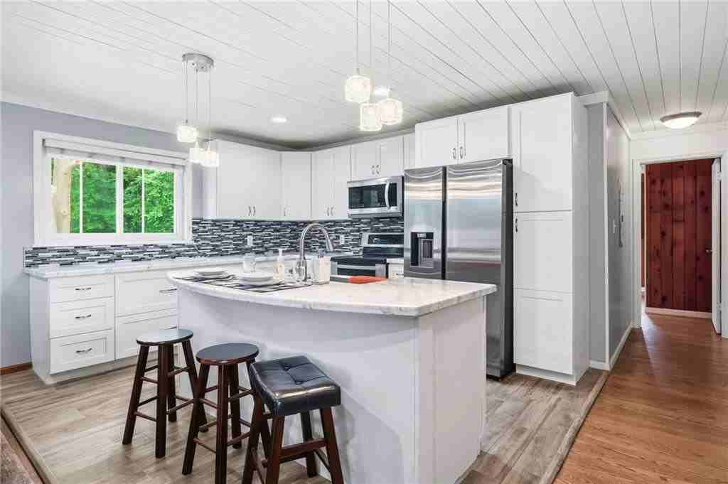 1808 Sandy Plains Rd - Photo 5 of 32